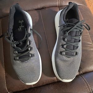 Men’s tennis shoes